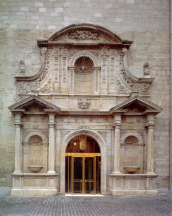 Puerta del Parlamento de La Rioja