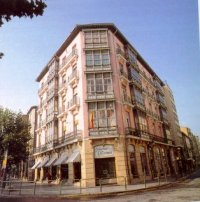 Edificio al comienzo de la calle Portales