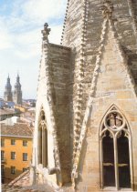 Aguja de la iglesia de Palacio con la Redonda al fondo