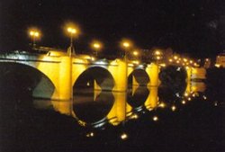 Puente de Piedra de noche